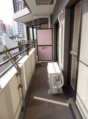 バルコニー　バルコニーからの眺めを楽しみながら食事をしませんか
