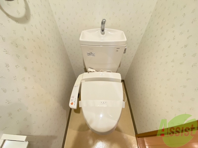 トイレ　こちらはトイレになります。ウォシュレット付きは嬉しいですね。