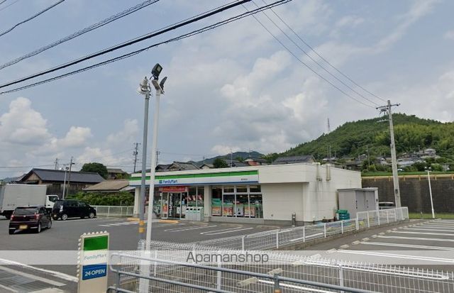 コンビニ　ファミリーマート（コンビニ）まで1755m
