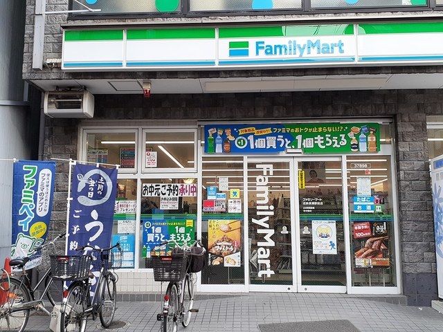 コンビニ　ファミリーマート様（コンビニ）まで398m