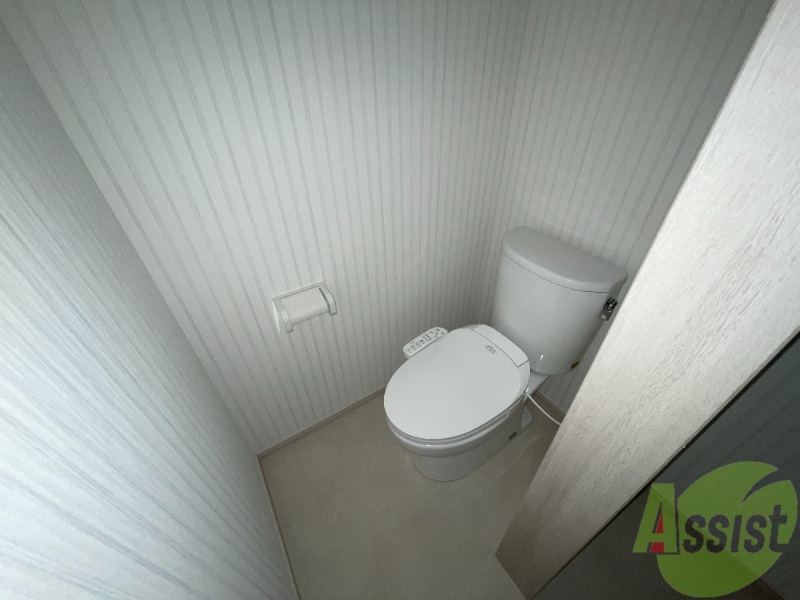 トイレ　トイレは温水洗浄便座付きで快適に過ごせそうです。