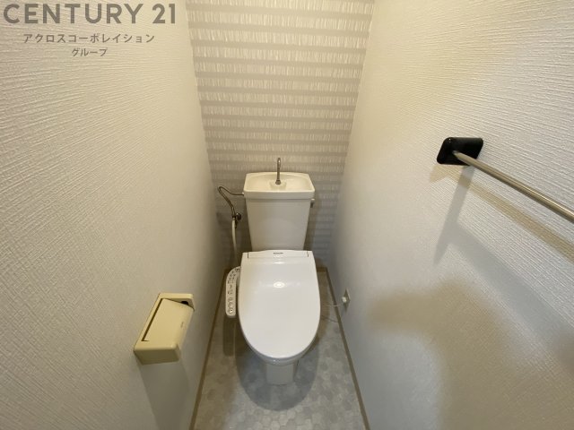 トイレ　温水洗浄便座付きのトイレです♪