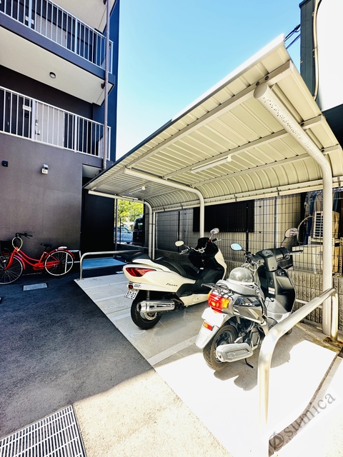 駐車場　屋根付き駐輪場は大事なバイクも雨から守ります♪