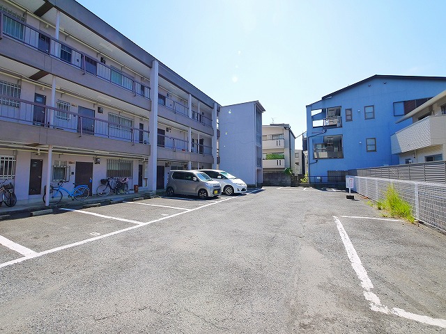 駐車場　駐車場があるので、車を買う予定の方も安心です