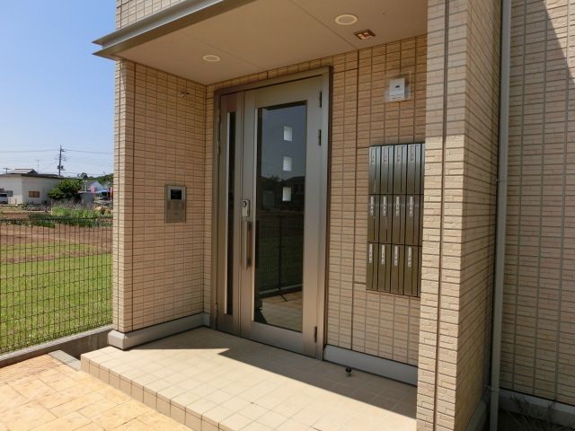 セキュリティ　オートロックのエントランス。