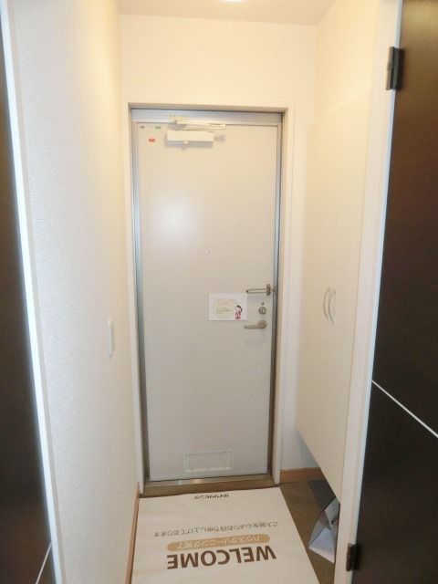 玄関　玄関にはシューズボックスあります