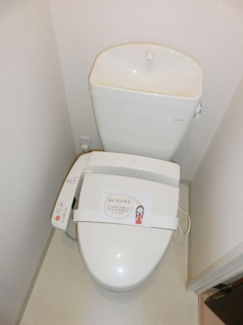 トイレ　温水洗浄便座付きのトイレ