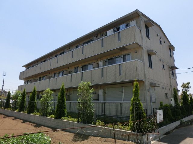 建物外観　コンビニ、スーパーが近くにございます。