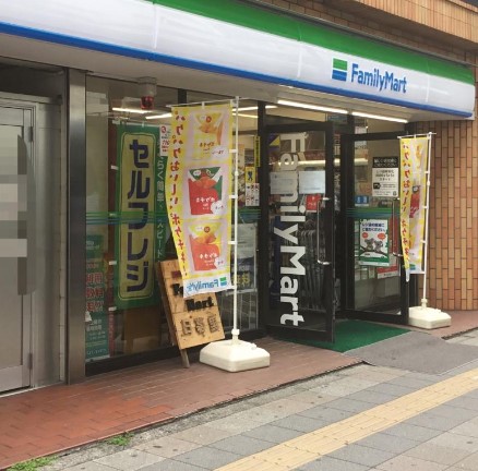 コンビニ　ファミリーマート 日暮里駅前店（コンビニ）まで394m