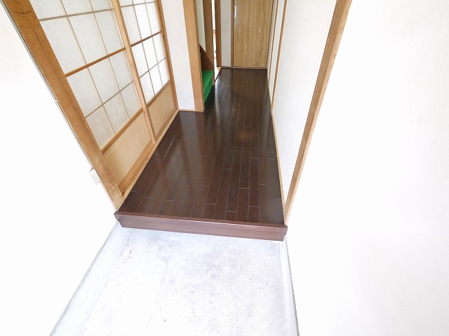 ＪＲ関西本線 奈良駅 バス乗車時間：9分 最寄りバス停で下車 徒歩10分 2階建 築51年の玄関写真