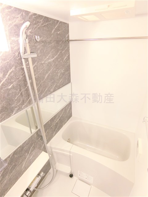 バス・シャワールーム　追焚と浴室乾燥機付きのバスルーム