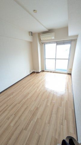 ホーユウコンフォルト神奈川新町の居間写真