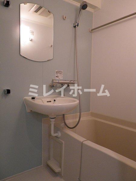 バス・シャワールーム　同建物内、別のお部屋の参考写真になります。