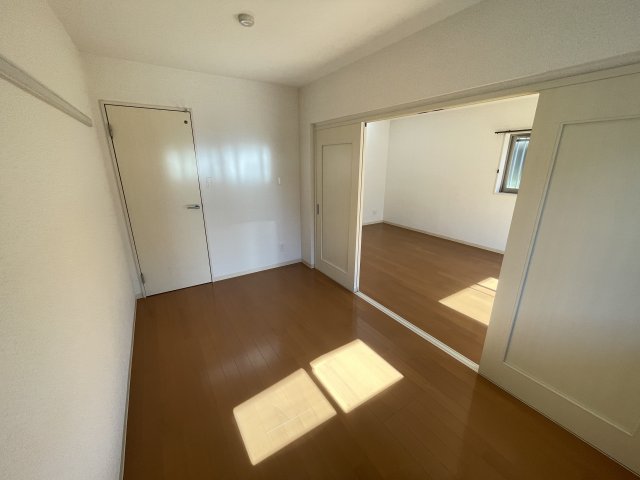 居室・リビング　別部屋同一間取りのお写真となります。