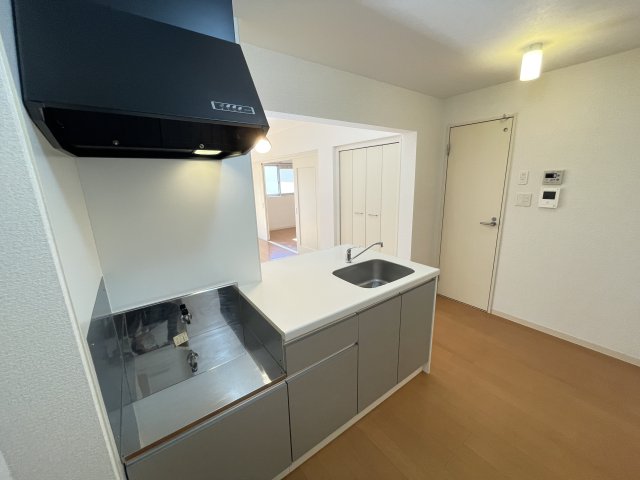 キッチン　別部屋同一間取りのお写真となります。