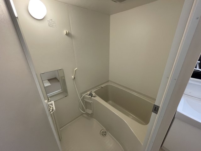 バス・シャワールーム　別部屋同一間取りのお写真となります。