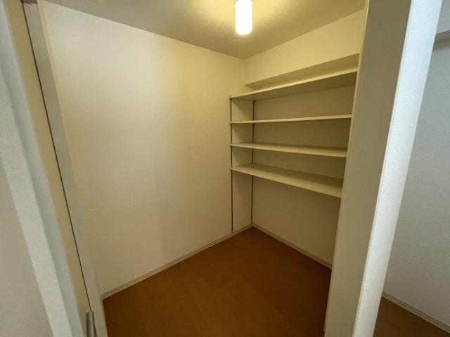 収納　別部屋同一間取りのお写真となります。