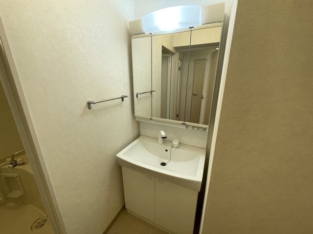 洗面設備　別部屋同一間取りのお写真となります。