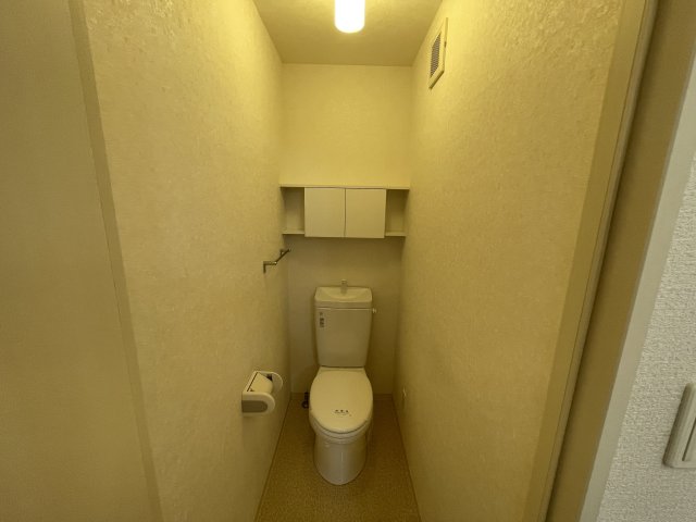 トイレ　別部屋同一間取りのお写真となります。