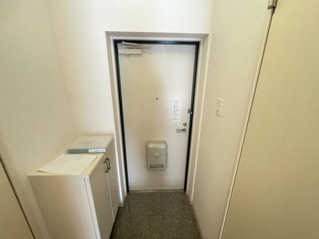 玄関　別部屋同一間取りのお写真となります。