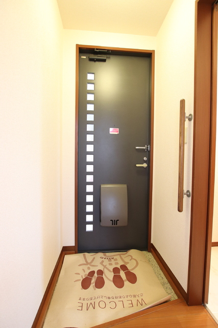 玄関　玄関横にシューズボックスがついているので、片付いた玄関がキー