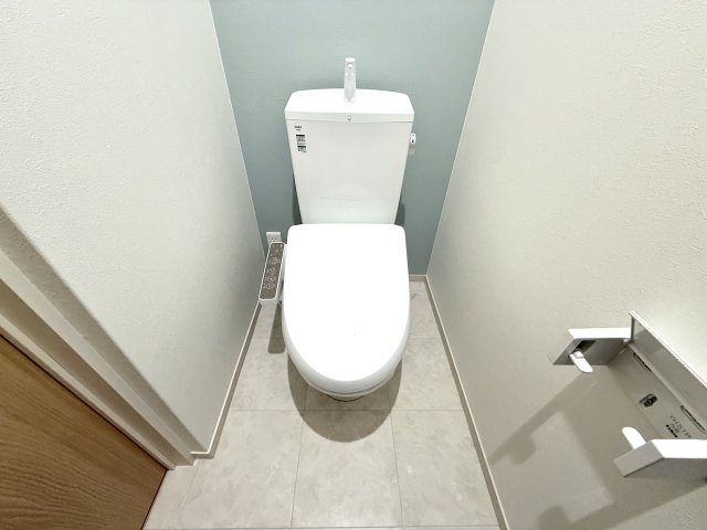 トイレ　温水洗浄便座付きのトイレです♪
