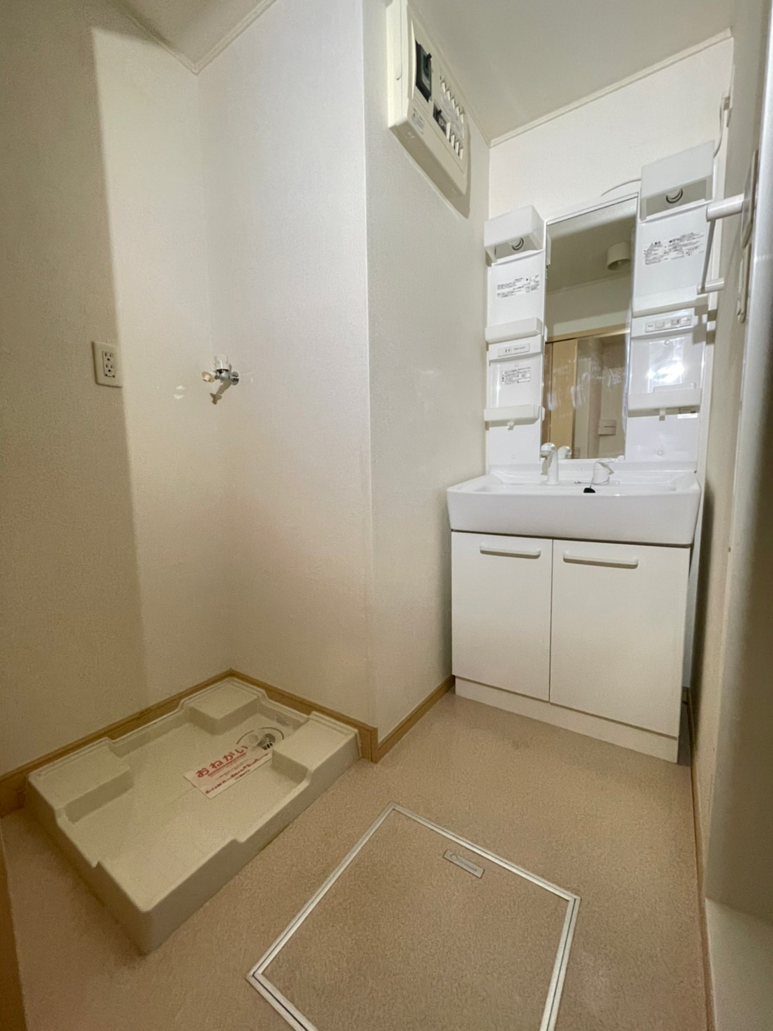 洗面設備　同建物別号室！シャワー付き洗面化粧台！