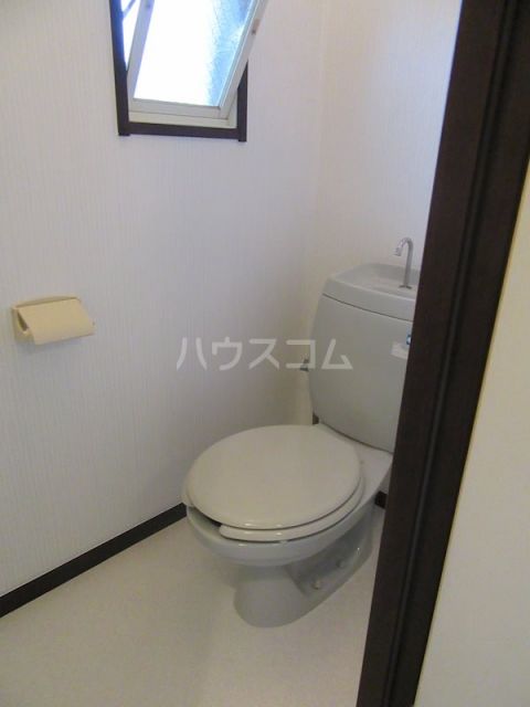 京王線 調布駅 バス乗車時間：11分 最寄りバス停で下車 徒歩2分 2階建 築36年のトイレ写真