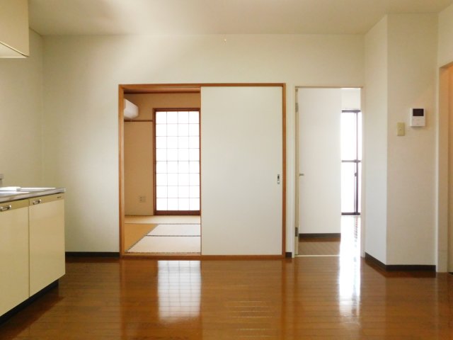丸ト本店ビルの居間写真
