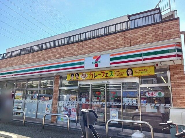 コンビニ　セブンイレブン（コンビニ）まで229m