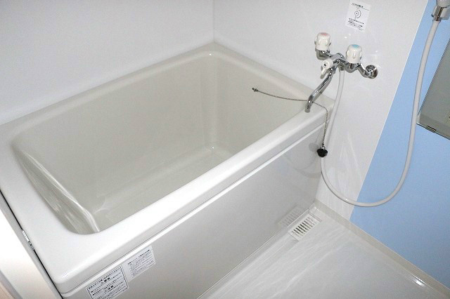 バス・シャワールーム　広いお風呂です。ゆったりお使いいただけます。