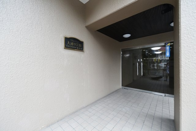 エントランス　重厚感のある建物デザイン♪
