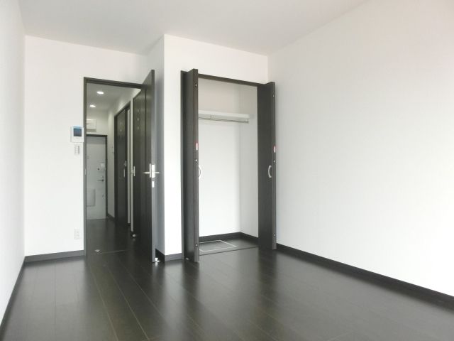 居室・リビング　バルコニー側からのお部屋です。