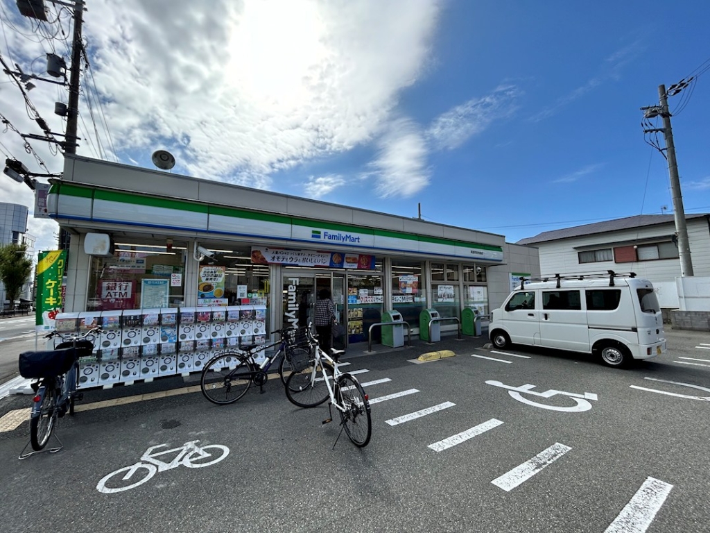 コンビニ　ファミリーマート 箕面市役所前店（コンビニ）まで575m