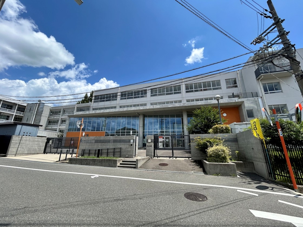 中学校　箕面市立第一中学校（中学校）まで977m