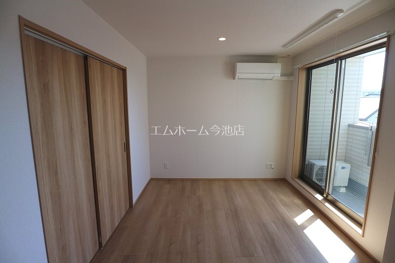 その他　LDK10.9帖　エアコン付　南向きバルコニーに面しています