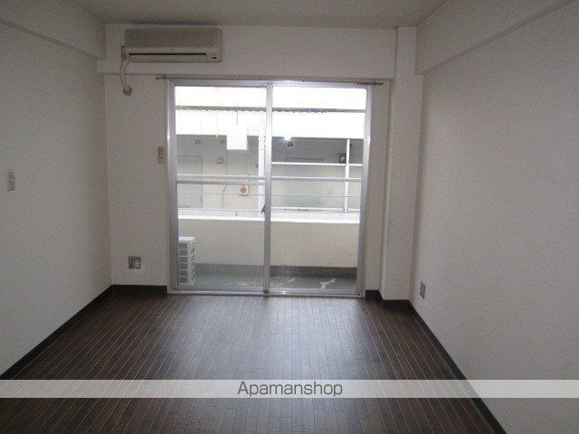 小田急小田原線 本厚木駅 徒歩10分 5階建 築41年の居間写真