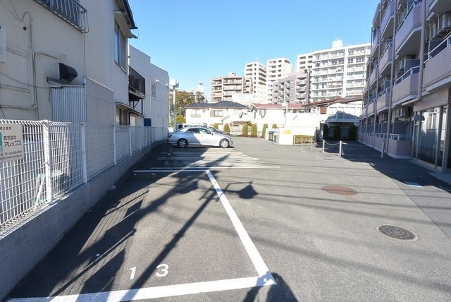 駐車場　★敷地内駐車場。空きはお問い合わせください★