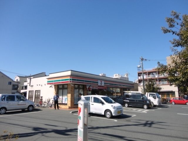 コンビニ　セブンイレブン（コンビニ）まで640m