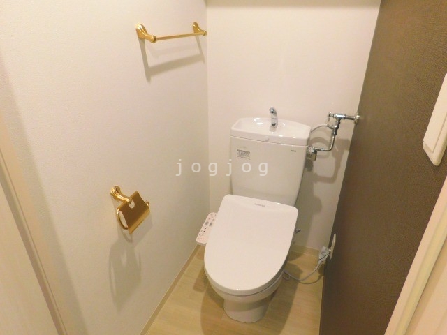 トイレ　トイレには温水洗浄便座、タオル掛けを完備しています