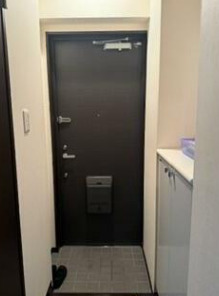 玄関　【駅まで平坦♪南向きで窓の多い明るいお部屋！】おすすめ！