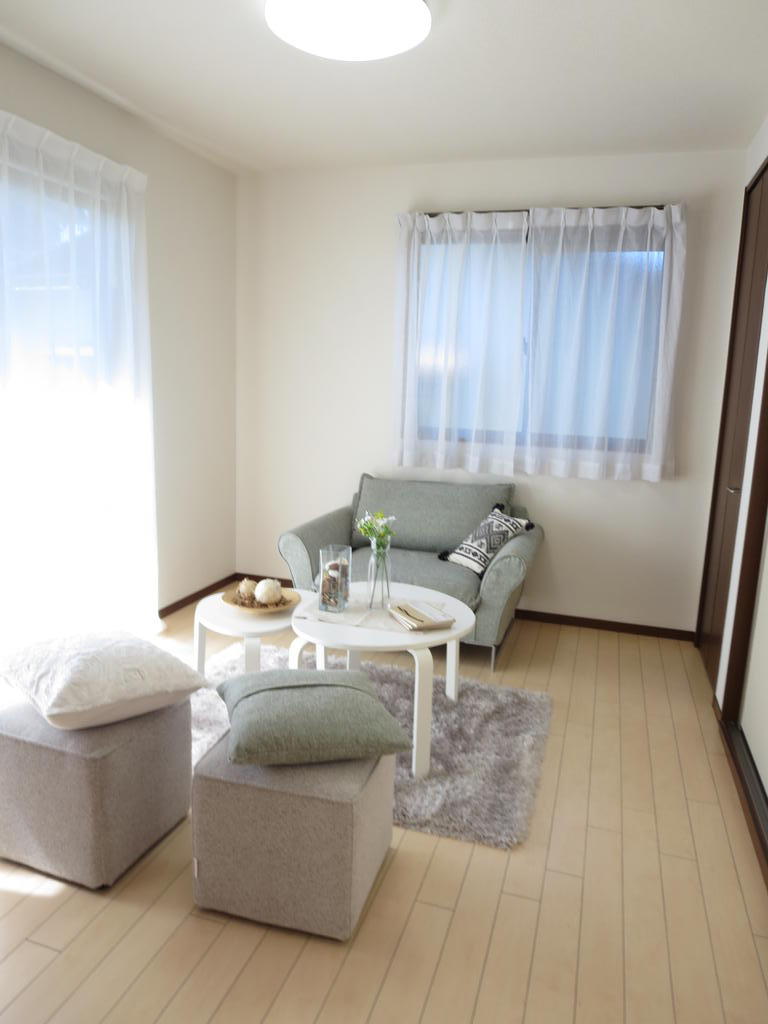 居室・リビング　床色が白く、明るい室内です。