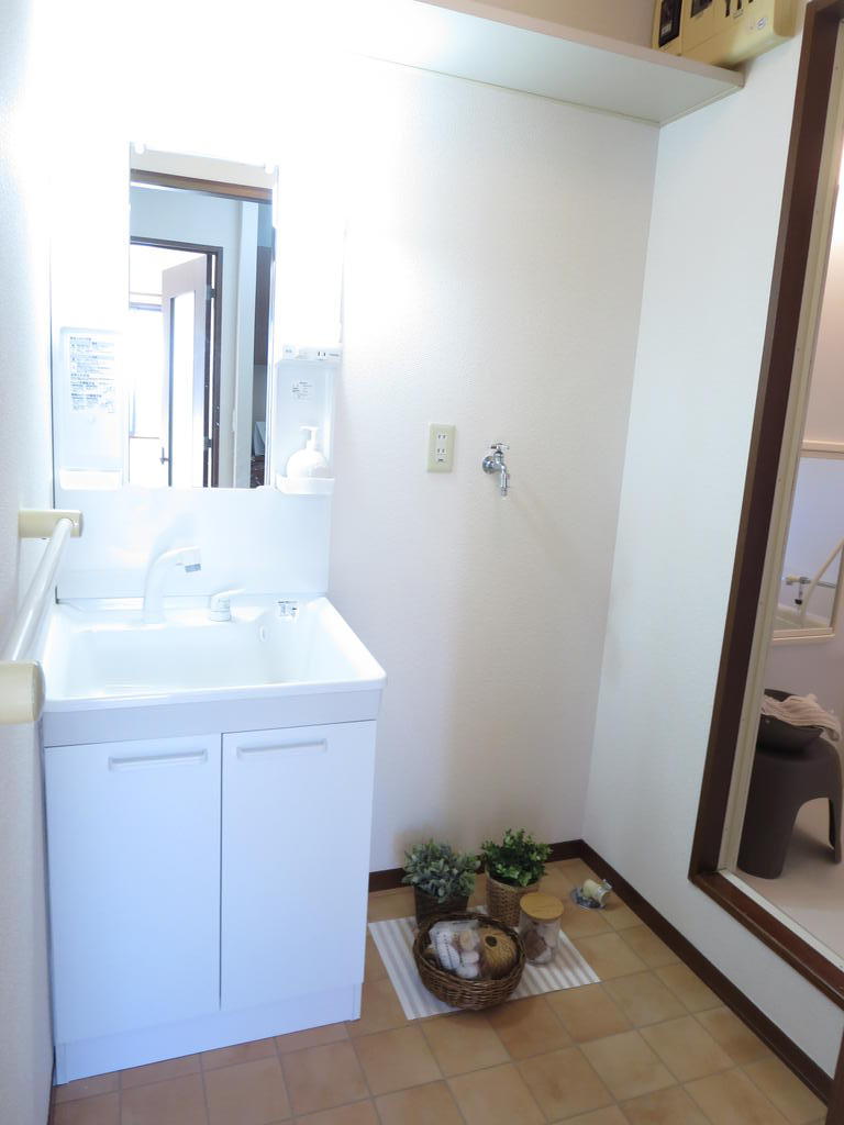 洗面設備　忙しい朝にも便利なシャワー付き洗面化粧台