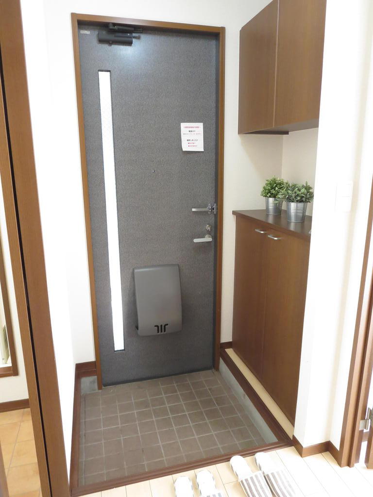 玄関　下駄箱の中央には小物が飾れます