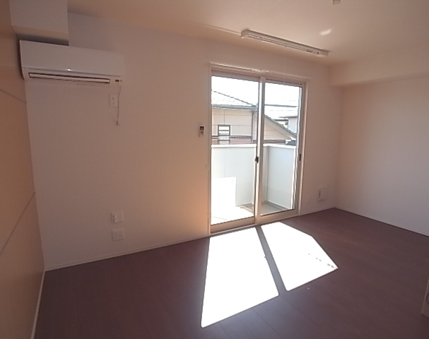 居室・リビング　採光良しの明るいリビングは快適です♪