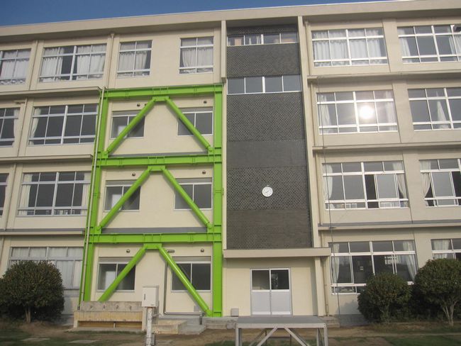 中学校　神吉中学校（中学校）まで2012m