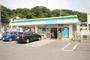 コンビニ　ファミリーマート鍛冶ヶ谷二丁目店（コンビニ）まで60m