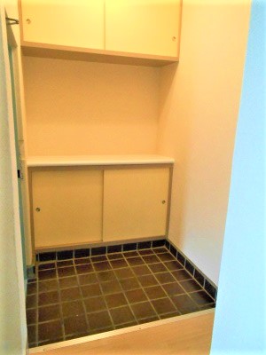 玄関　タイル貼りで広いので猫ちゃんトイレを置くのにぴったり