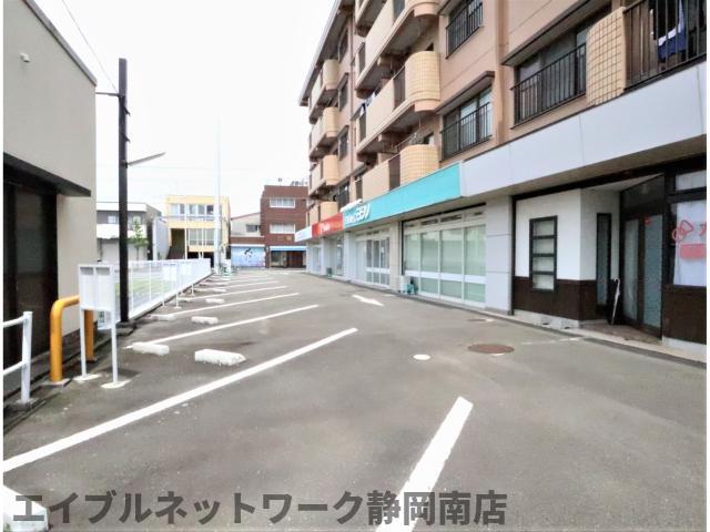 【焼津市焼津のマンションの駐車場】