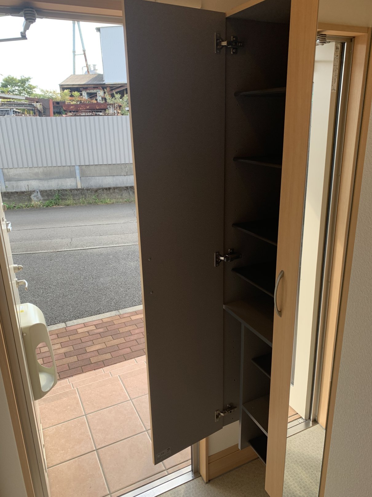 玄関　収納たっぷりの下駄箱付